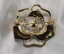 Load image into Gallery viewer, Flower Pearl Brooch

